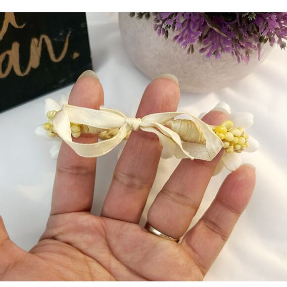 White Flower Seashell Tie Bracelet - Picture 4 of 5